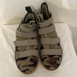 Nike Men's Camouflage Strap Athletic Shoes